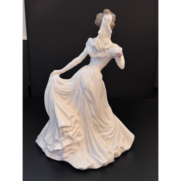 Royal Doulton Classics in Vogue - THE BRIDE - HN 4324 - Picture 4 of 9